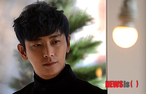 【서울=뉴시스】박종민 기자 = 배우 주지훈이 29일 오후 서울 종로구 삼청동 한 카페에서 뉴시스와의 인터뷰 전 포즈를 취하고 있다.&nbsp; jmc@newsis.com