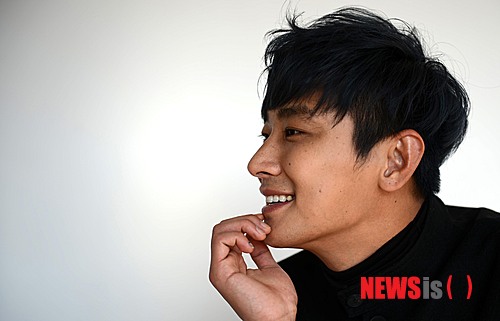 【서울=뉴시스】박종민 기자 = 배우 주지훈이 29일 오후 서울 종로구 삼청동 한 카페에서 뉴시스와의 인터뷰 전 포즈를 취하고 있다.&nbsp; jmc@newsis.com