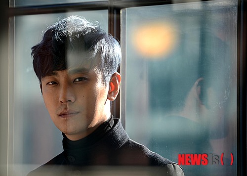 【서울=뉴시스】박종민 기자 = 배우 주지훈이 29일 오후 서울 종로구 삼청동 한 카페에서 뉴시스와의 인터뷰 전 포즈를 취하고 있다.&nbsp; jmc@newsis.com