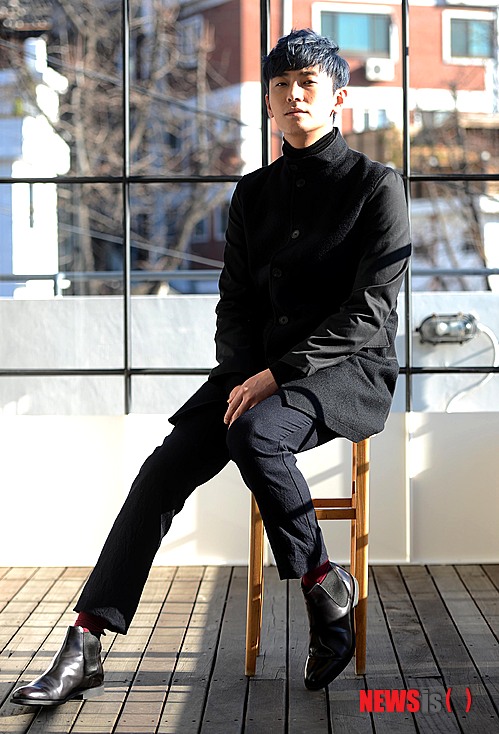 【서울=뉴시스】박종민 기자 = 배우 주지훈이 29일 오후 서울 종로구 삼청동 한 카페에서 뉴시스와의 인터뷰 전 포즈를 취하고 있다.&nbsp; jmc@newsis.com