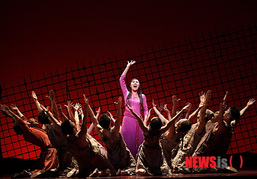 【서울=뉴시스】이재훈 기자 = "이번에는 의심 없이 제 아버지의 느낌을 따라가 보려고 합니다."&nbsp; 흑인 아버지를 둔 혼혈로 뮤지컬 '아이다'에서 아프리카 누비아의 공주 '아이다'를 연기하는 가수 겸 뮤지컬배우 소냐(32)가 작품에 임하는 자세다.&nbsp; realpaper7@newsis.com 