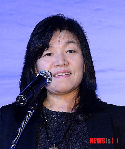 【서울=뉴시스】박종민 기자 = 유니세프 친선대사 신경숙 작가가 29일 오후 서울 용산구 그랜드하얏트호텔에서 열린 '2012 유니세프 후원의 밤' 행사에 참석, 인사말을 하고 있다. 이번 행사는 유니세프가 지난 1월 아시아 어린이들의 교육환경 개선을 위해 시작한 'Schools for Asia-아시아에 희망의 학교를 선물하세요' 캠페인의 일환으로 마련됐다. jmc@newsis.com