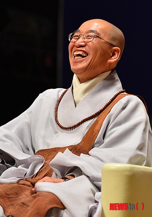【서울=뉴시스】박문호 기자 = 법륜 스님이 29일 오후 서울 동대문구 회기동 경희대학교 평화의 전당에서 열린 '법륜 스님과 함께하는 희망콘서트-300회 강연 완결편' 무대에서 밝게 웃고 있다. go2@newsis.com