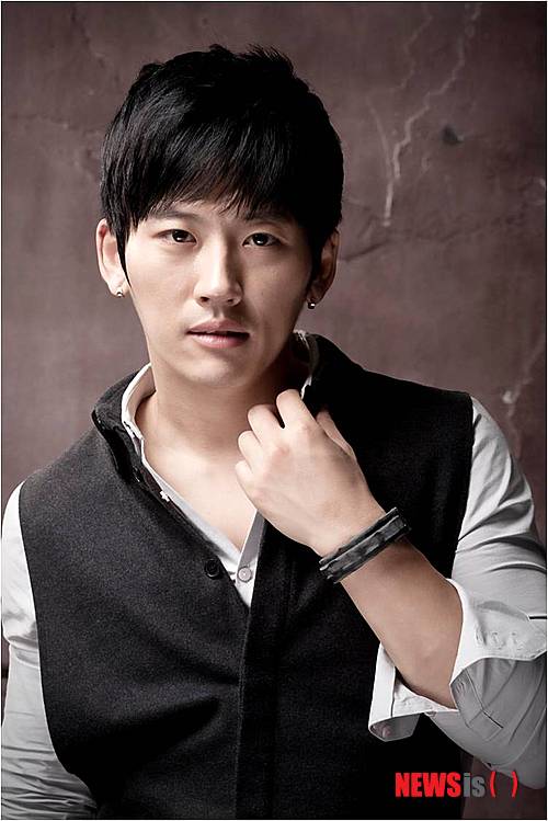 【서울=뉴시스】이재훈 기자 = MBC TV 주말드라마 '아들녀석들'의 엔딩곡 '사랑해서 아프다'가 그룹 'VOS' 출신 박지헌(34)의 애틋한 보컬로 주목받고 있다.&nbsp; 홍보사 에이엠지글로벌에 따르면, 박지헌은 30일 음원사이트에 공개된 이 곡에 자신의 가족사랑을 녹여넣었다.&nbsp; 자녀들과 떨어져 살고 있는 박지헌은 "대전과 서울을 오가는데 (대전에 있는) 아이들과 헤어질 때마다 눈물이 난다"고 말했다. 부인과 이미 세상을 뜬 장인을 향한 사랑도 전했다. "군생활 마지막 휴가쯤 아내의 아버지가 돌아가셨다"면서 "3년동안 매주 면회를 온 아내의 정성을 알고 군에서도 특별휴가를 줘 아버님의 영정을 내가 들 수 있었다"고 회상했다.&nbsp; 박지헌은 그러나 "사랑하는 사람들과 아파하면서도 함께 걸어가는 것이 인생이라 생각한다"면서 "그런 마음들을 '사랑해서 아프다'에 담았다"고 소개했다.&nbsp; '아들녀석들'의 주인공인 서인국, 윤세인, 신다은이 등장하는 '사랑해서 아프다' 뮤직비디오도 함께 공개됐다.&nbsp; realpaper7@newsis.com