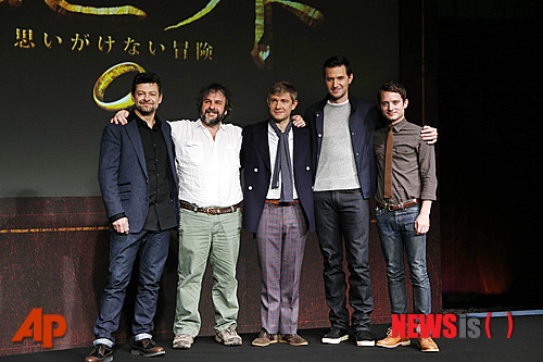 【도쿄=뉴시스】박영주 기자 = 영화배우 마틴 프리먼(41)이 '반지의 제왕' 피터 잭슨(51) 감독의 신작 '호빗' 3부작 시리즈에 합류했다. 그 첫번째 이야기 '호빗: 뜻밖의 여정'으로 관객을 만난다.&nbsp; 일본 도쿄 오쿠라 호텔에서 잭슨 감독은 "이 영화에 참여할 수 있어 기쁘다. 출연배우들과 식사를 하고 맥주를 마시며 가까워졌다. 기존의 배우들은 물론 새로운 출연진과도 친해질 수 있는 시간이었다"며 반겼다. "'반지의 제왕' 이야기에서 큰 흐름은 이어지지만 '호빗' 시리즈는 그 자체가 새로운 이야기의 시작이기 때문에 부담보다는 즐거움이 크다"고 강조했다.&nbsp; gogogirl@newsis.com