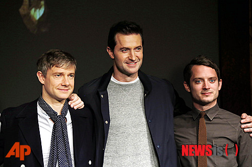 【도쿄=뉴시스】박영주 기자 = 영화배우 마틴 프리먼(41)이 '반지의 제왕' 피터 잭슨(51) 감독의 신작 '호빗' 3부작 시리즈에 합류했다. 그 첫번째 이야기 '호빗: 뜻밖의 여정'으로 관객을 만난다.&nbsp; 일본 도쿄 오쿠라 호텔에서 잭슨 감독은 "이 영화에 참여할 수 있어 기쁘다. 출연배우들과 식사를 하고 맥주를 마시며 가까워졌다. 기존의 배우들은 물론 새로운 출연진과도 친해질 수 있는 시간이었다"며 반겼다. "'반지의 제왕' 이야기에서 큰 흐름은 이어지지만 '호빗' 시리즈는 그 자체가 새로운 이야기의 시작이기 때문에 부담보다는 즐거움이 크다"고 강조했다.&nbsp; gogogirl@newsis.com