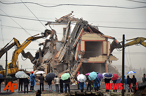 【원링(중 저장성)=AP/뉴시스】중국 저장성(浙江省) 원링시(溫嶺市)에서 당국의 강제 이주 및 철거에 대항하는 상징이자, 최근 화제를 모았던 일명 '딩쯔후(釘子戶· 중국에서 철거를 반대하는 세대를 이르는 말)', 중국판 '알박기' 주택이 1일 철거되고 있다. 이 집의 주인인 뤄바오건(羅保根·67)은 당국이 제시한 보상금액에 불만을 표시하면 이주 및 철거를 거부하다가 이날 결국 집을 철거하기로 당국과 합의했다. 그러나 정확한 원인이 밝혀지지 않고 있다. 