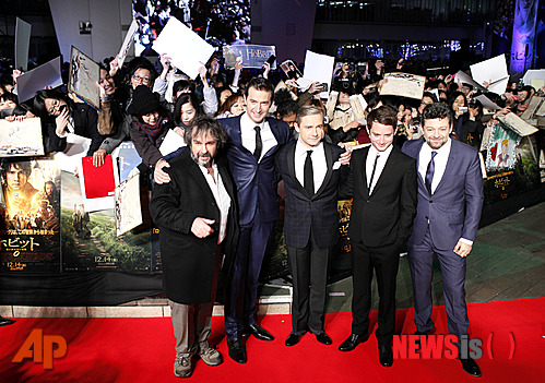 【도쿄=뉴시스】박영주 기자 = 영화배우 마틴 프리먼(41)이 '반지의 제왕' 피터 잭슨(51) 감독의 신작 '호빗' 3부작 시리즈에 합류했다. 그 첫번째 이야기 '호빗: 뜻밖의 여정'으로 관객을 만난다.&nbsp; 일본 도쿄 오쿠라 호텔에서 잭슨 감독은 "이 영화에 참여할 수 있어 기쁘다. 출연배우들과 식사를 하고 맥주를 마시며 가까워졌다. 기존의 배우들은 물론 새로운 출연진과도 친해질 수 있는 시간이었다"며 반겼다. "'반지의 제왕' 이야기에서 큰 흐름은 이어지지만 '호빗' 시리즈는 그 자체가 새로운 이야기의 시작이기 때문에 부담보다는 즐거움이 크다"고 강조했다.&nbsp; gogogirl@newsis.com