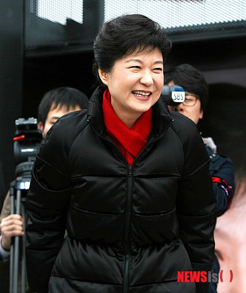 【강릉=뉴시스】김경목 기자 = 새누리당 박근혜 대선 후보가 2일 강원 강릉시 성남동 택시부 광장 유세현장에서 밝은 표정을 짓고 있다. photo31@newsis.com.2012.12.02