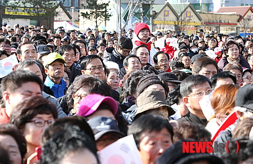 【춘천=뉴시스】전형준 기자 = 2일 오전 강원 춘천시 온의동 풍물시장에서 열린 새누리당 거리유세에서 지지자를 비롯한 많은 시민들이 박근혜 대선후보의 연설을 경청하고 있다.&nbsp; jhj2529@newsis.com