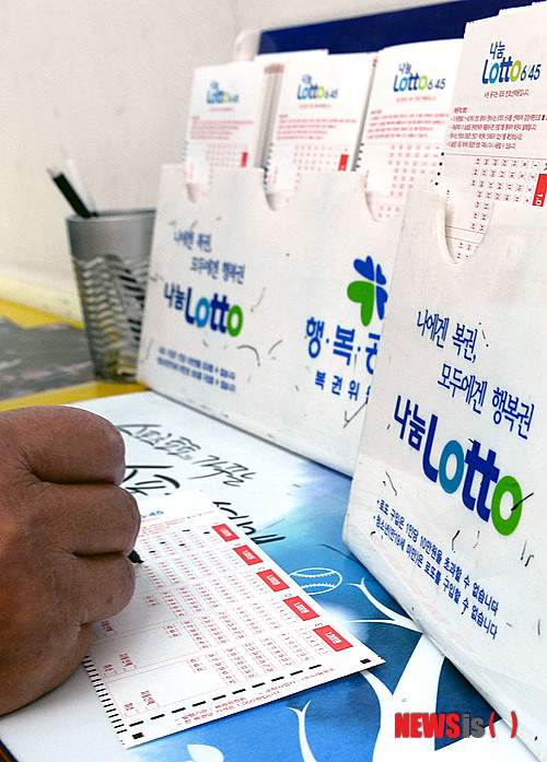【서울=뉴시스】박동욱 기자 = 로또 복권 발행 10주년인 2일 오후 서울 노원구 상계동의 한 상점에서 시민들이 복권을 구매하고 있다. 기획재정부 복권위원회에 따르면 지난 10년 동안 대한민국 성인은 1인당 평균 73만원의 복권을 구매했고, 1등 당첨자는 약 2,956명에 달한다. fufus@newsis.com