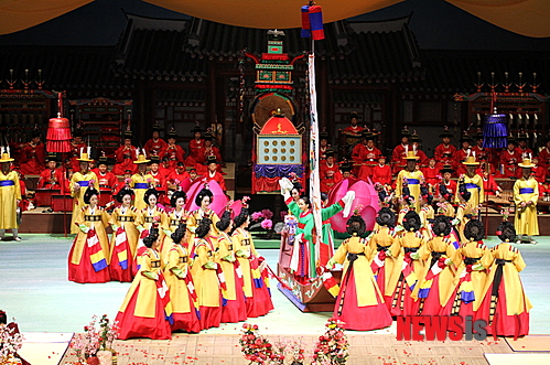 【서울=뉴시스】이예슬 기자 = 국립국악원이 궁중연례악 '왕조의 꿈, 태평서곡'을 선보인다. '봉수당진찬도'를 무대화한 것이다.&nbsp; ashley85@newsis.com