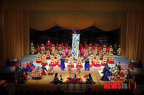 【서울=뉴시스】이예슬 기자 = 국립국악원이 궁중연례악 '왕조의 꿈, 태평서곡'을 선보인다. '봉수당진찬도'를 무대화한 것이다.&nbsp; ashley85@newsis.com