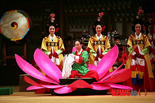 【서울=뉴시스】이예슬 기자 = 국립국악원이 궁중연례악 '왕조의 꿈, 태평서곡'을 선보인다. '봉수당진찬도'를 무대화한 것이다.&nbsp; ashley85@newsis.com