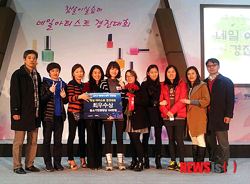 【전주=뉴시스】김운협 기자 = 3일 전주비전대학교는 미용예술과 이가을(2년) 학생이 전국단위 경연대회에서 네일아티스트 부문 1위를 차지했다고 밝혔다. 사진은 시상식 후 기념촬영을 하고 있는 모습이다. (사진=전주비전대학교 제공)&nbsp; photo@newsis.com