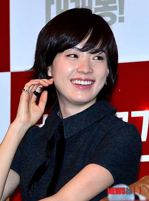 【서울=뉴시스】박문호 기자 = 배우 한효주가 3일 서울 행당동 CGV왕십리점에서 열린 영화 '반창꼬(감독 정기훈)' 언론시사회에 미소짓고 있다. go2@newsis.com