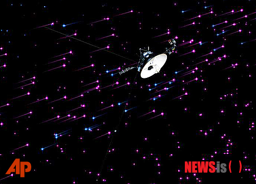 【NASA=AP/뉴시스】3일 미 항공우주국(NASA)이 제공한 우주탐사선 '보이저1호'가 태양계가 끝나는 지점을 통과하고 있는 상상도. 이날 NASA는 지난 1977년 떠난 보이저 1호가 태양계의 가장자리에 진입했으며 인간이 개발한 물체로는 최초로 태양계를 벗어나게 된다고 발표했다. 
