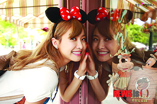 【서울=뉴시스】유상우 기자 = 그룹 'f(x)'의 빅토리아(25)가 여행 에세이집 '빅토리아's 홍마'를 펴냈다. 친근하면서도 낯선 시선으로 홍콩과 마카오를 여행한 에피소드를 담았다. 현지에서 찍은 사진과 여행 정보도 수록했다. 빅토리아는 "공연을 위해 바쁘게 지나쳐야 했던 두 도시의 숨겨진 매력을 찾고 싶었다"며 "차 안에서 스쳐 지나갔던 홍콩의 야경과 마카오의 풍경을 두 눈에 담았다"고 소개했다. 빅토리아가 만난 도시와 마을, 문화와 음식, 사람들의 이야기는 물론 마음속 이야기도 전한다. 중국 출신이지만 홍콩과 마카오를 잘 알지 못한다. 여행 작가가 동행했다. 홍콩과 마카오를 잘 아는 여행 작가가 파트 1과 3에 정보를 꼼꼼하게 전하고, 빅토리아는 이를 통해 두 도시에 대한 궁금증을 풀었다. 홍콩과 마카오는 광둥어와 중국어를 사용한다. 빅토리아가 태어났을 때부터 써왔던 중국어는 현지 표준어다. 홍콩과 마카오에서도 서로 의미가 통하고 대화할 수 있다. 빅토리아는 글과 현지 지명, 명소, 음식 이름을 자신의 중국어 발음으로 들을 수 있도록 QR코드를 넣어 읽는 재미를 줬다. 264쪽, 1만6000원, 웅진리빙하우스 swryu@newsis.com