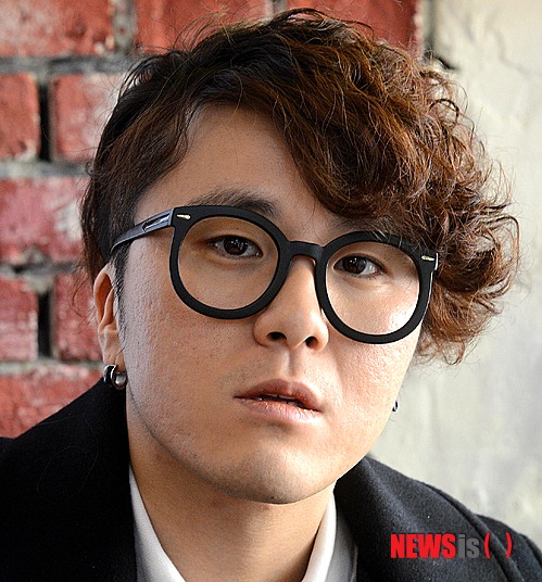 【서울=뉴시스】박종민 기자 = 영화 '나의 PS 파트너'의 변셩현 감독이 4일 오후 서울 삼청동 한 카페에서 뉴시스와의 인터뷰 전 포즈를 취하고 있다. jmc@newsis.com