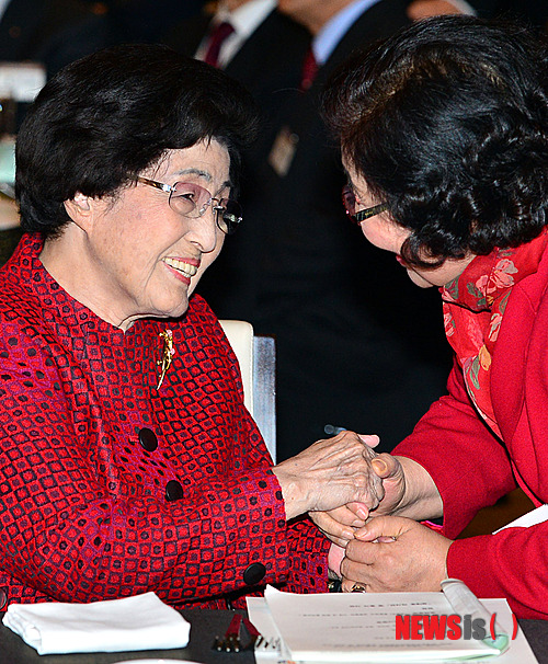 【서울=뉴시스】조종원 기자 = 4일 오후 서울 영등포구 여의도동 63시티에서 열린 2회 김대중국제평화학술회의에서 이희호 김대중 평화센터 이사장과 참석자가 인사를 나누고 있다. choswat@newsis.com