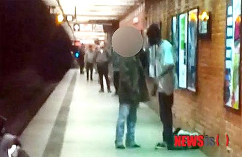 【뉴욕=뉴시스】노창현 특파원 = 뉴욕의 50대 한인 남성이 흑인 남성에게 고의로 떠밀려 진입하던 지하철 전동차에 부딛쳐 사망해 충격을 주고 있다. 뉴욕시경(NYPD)은 20대로 추정되는 흑인 남성이 3일 낮 12시30분께 맨해튼 7애버뉴 49가 역에서 지하철을 기다리던 한기석(58·퀸즈 엘머스트 거주)씨를 갑자기 플랫폼 아래로 떠밀고 도주했다고 밝혔다. <사진=NYPD DCPI>&nbsp; robin@newsis.com