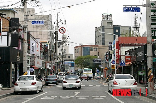 【진천=뉴시스】강신욱 기자 = 충북 진천군이 진천읍 일방통행로 노상주차장 사용료를 부과하면서 상습 장기 주차가 줄어든 것으로 나타났다. ksw64@newsis.com
