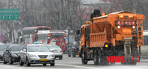 【서울=뉴시스】박주성 기자 = 서울, 경기와 충청 지방에 대설 주의보가 내려진 가운데 5일 오후 서울 광화문 도로에 제설차량이 제설작업을 하고 있다.&nbsp;&nbsp; park7691@newsis.com 