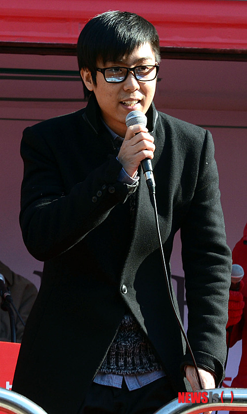 【안산=뉴시스】홍찬선 기자 = 6일 오후 경기도 안산시 단원구 중앙역 앞에서 열린 박근혜 새누리당 대통령 후보의 유세연설에서 조카인 가수 은지원씨가 유세를 펼치고 있다. mania@newsis.com