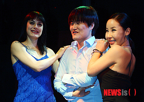 【서울=뉴시스】최동준 기자 = 6일 오후 서울 종로구 연건동 대학로극장에서 열린 연극 '원초적 본능' 프레스콜에서 배우들이 열연하고 있다. 연극 '원초적 본능'은 연극사상 최초로 프랑스 여배우와 한국배우가 호흡을 맞춰 제작된 성인연극으로 오는 8일부터 31일까지 대학로극장에서 열린다. photocdj@newsis.com