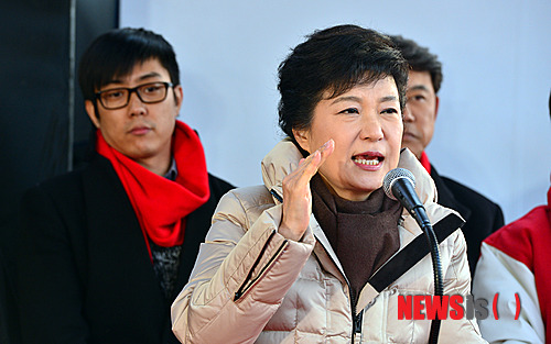 【성남=뉴시스】조종원 기자 = 박근혜 새누리당 대통령 후보가 경기도 남부지역을 돌며 표심공략에 나선 6일 성남 모란시장 앞에서 지지를 호소하고 있다.&nbsp;&nbsp; choswat@newsis.com