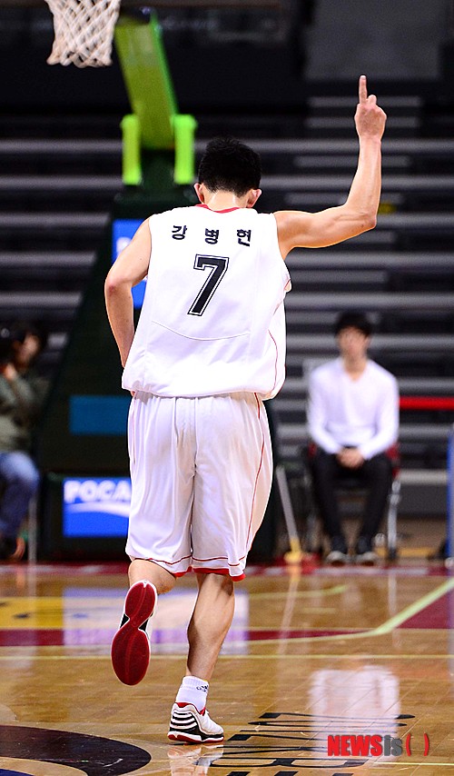 【고양=뉴시스】전신 기자 = 6일 오후 경기 고양실내체육관에서 열린 프로-아마 최강전 상무와 인천 전자랜드의 결승 경기에서 상무 강병현이 3점슛을 성공한 후 환호하고 있다.&nbsp; photo1006@newsis.com