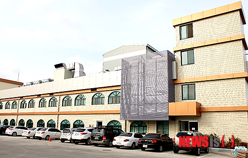 【정읍=뉴시스】김종효 기자 = 6일 국내 닭고기 생산 선두기업인 ㈜하림이 전북 정읍 제3공단 내에 정읍공장을 완공하고 본격적인 생산·공급에 들어갔다. 국내 최초로 '동물복지'를 위한 도계설비와 '풀 에어칠링 시스템'(찬 공기로 온도를 낮추는 시스템)을 갖춰 고품질의 닭고기를 생산하게 된 ㈜하림 정읍 공장의 모습. (사진 = ㈜하림 제공) photo@newsis.com