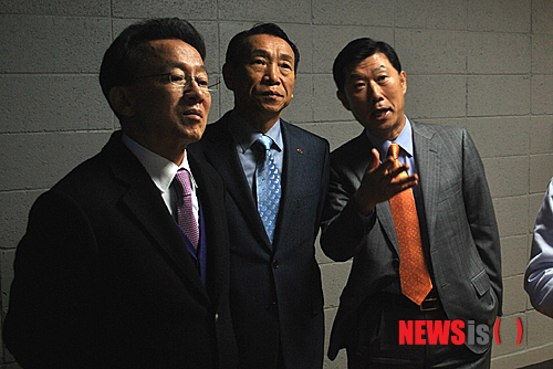 【정읍=뉴시스】김종효 기자 = 6일 닭고기 생산 기업인 하림이 전북 정읍 제3공단 내에 정읍공장을 완공하고 본격적인 생산·공급에 들어갔다. 이날 정읍공장의 본격 가동을 축하하기 위해 공장을 방문한 김완주 도지사 및 김생기 정읍시장 등이 김홍국 하림그룹 회장으로 부터 안내를 받으며 내부를 견학하고 있다. 김홍국 회장(오른쪽)이 김완주 도지사(왼쪽)와 김생기 시장에게 공장에 대해 설명하고 있다. seun6685@newsis.com