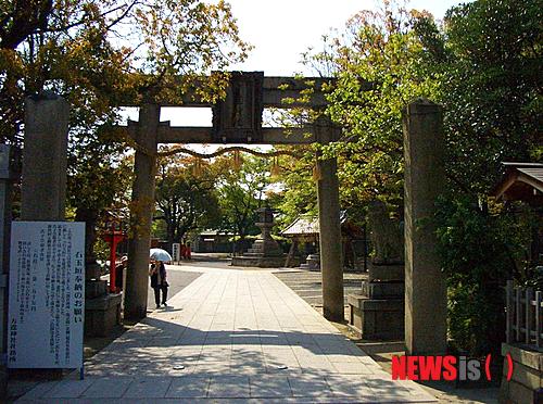 【서울=뉴시스】하도겸의 ‘일본 속 우리 신불(神佛)을 찾아서’ <10>&nbsp; 불교 신도의 측면에서 볼 때, 신불 가운데 ‘신’은 자기 스스로 불성의 확장으로 가능한 영역이지만, 서양에서 말하는 절대 신이나 유일신은 전혀 아니다.&nbsp; 특히 일본 속의 ‘신’은 조상신에서 발전된 귀신에 불과하다. 고등종교의 신과 비교했을 때는 상대적으로 ‘잡귀’라고 해도 크게 틀리지 않다. 다만 그 조상이 신라, 고구려, 백제, 가야 등 한반도에서 건너간 씨족 신이기에 우리에게 역사적으로 인류학적으로 민속적으로 커다란 의미가 있다.&nbsp; 국립민속박물관 학예연구사 http://www.facebook.com/hadogyeom