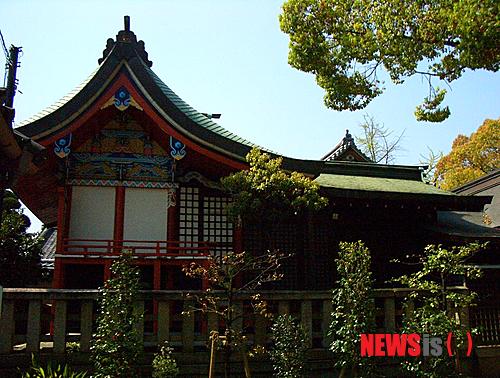 【서울=뉴시스】하도겸의 ‘일본 속 우리 신불(神佛)을 찾아서’ <10>&nbsp; 불교 신도의 측면에서 볼 때, 신불 가운데 ‘신’은 자기 스스로 불성의 확장으로 가능한 영역이지만, 서양에서 말하는 절대 신이나 유일신은 전혀 아니다.&nbsp; 특히 일본 속의 ‘신’은 조상신에서 발전된 귀신에 불과하다. 고등종교의 신과 비교했을 때는 상대적으로 ‘잡귀’라고 해도 크게 틀리지 않다. 다만 그 조상이 신라, 고구려, 백제, 가야 등 한반도에서 건너간 씨족 신이기에 우리에게 역사적으로 인류학적으로 민속적으로 커다란 의미가 있다.&nbsp; 국립민속박물관 학예연구사 http://www.facebook.com/hadogyeom