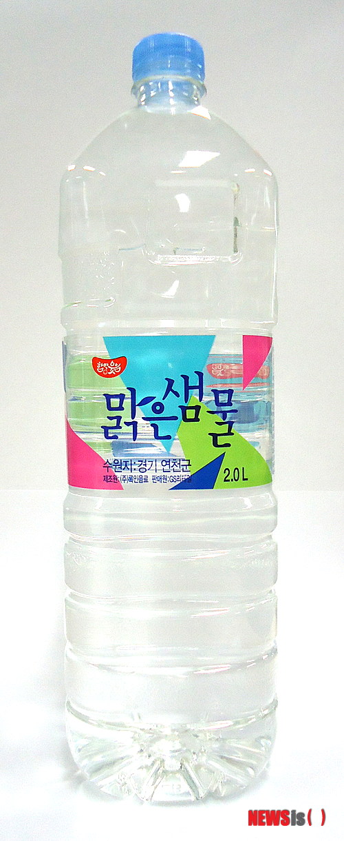 【서울=뉴시스】편의점 GS25의 PB상품 매출 1위를 달리고 있는 함박웃음맑은샘물2ℓ(사진제공=GS25).