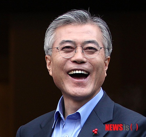 【서울=뉴시스】유상우 기자 = 연극인 513명이 민주통합당 문재인 대선 후보를 공개 지지했다.&nbsp; 배우와 스태프 등 513명은 7일 오후 2시 서울 동숭동 설치극장 '정미소'에서 문 후보 지지 성명을 냈다.&nbsp; "다음 대통령은 지난 5년간 쓰러진 민주주의와 인권을 다시 일으켜 세워야 한다"며 "막힌 강물을 다시 흐르게 할 사람, 가게 문을 닫으며 한숨짓는 어머니를 위로할 사람, 철탑 위에서 농성 중인 노동자를 내려오게 할 사람, 소극장의 작은 모임을 크게 생각하는 사람이 문재인 후보"라고 말했다.&nbsp; 지난달 28일 서울연극협회 사이트의 '서협 아고라' 게시판에 올린 '문재인 후보 지지 연극인 1000인 선언'을 통해 지지자를 모았다.&nbsp; 이들은 "우리가 속한 예술 환경은 심각하게 훼손됐다. 예술계의 독립과 자율성은 많이 후퇴해 예술인으로서 자부심은 깊은 상처를 입었다"며 "우리 국가공동체를 이끌고 가야 할 시대적 사명을 알고 있는 사람, 그것을 실천할 의지가 있는 사람, 성공적으로 그것을 실현할 능력이 있는 사람이 바로 문재인 후보"라고 주장했다.&nbsp; ◇문재인 후보 지지 연극인 513명&nbsp; 강국희 강규영 강력 강민 강말금 강명주 강민영 강병주 강재림 강지수 강진휘 강태준 강호석 건휘 고건령 고미숙 고연옥 고인하 고재귀 고희기 공재민 곽동현 곽태형 구본진 권기대 권나연 권남희 권민영 권병길 권지은 권태건 권태현 권택기 기국서 김강희 김경미 김경수 김경아 김경원 김관 김관규 김군영 김귀선 김기상 김나영 김남수 김남진 김담희 김도형 김동순 김동원 김동찬 김동현 김란희 김명기 김명정 김명집 김명희 김묘진 김미숙 김미혜 김민경 김민우 김민정 김민정2 김민정3 김민주 김선영 김선이 김성미 김성수 김소희 길솔잎 김수경 김수미 김수진 김수진2 김순영 김승호 김연철 김아라나 김영노 김영선 김영순 김영순2 김영아 김영율 김영조 김영학 김영훈 김왕근 김용태 김용호 김윤태 김원식 김은경 김인숙 김장호 김재한 김재흠 김정은 김정현 김정호 김종철 김종훈 김주연 김준겸 김준호 김지선 김지숙 김지은 김지후 김진규 김진영 김진욱 김창대 김철영 김태성 김태수 김태웅 김태형 김하영 김한백 김한아 김해선 김혁종 김현 김현수 김현아 김현우 김현영 김현종 김현주 김현중 김형찬 김혜성 김혜윤 김혜영 나수아 남명렬 남미정 남윤길 노준성 노현우 노희준 류주연 마광현 맹봉학 문병주 문삼화 문욱일 문창완 문형주 민혜림 박건락 박경옥 박경주 박동형 박병교 박상현 박성연 박소정 박순철 박연화 박원광 박우빈 박유밀 박윤정 박윤희 박인혜 박인화 박장렬 박재현 박재운 박정경 박정근 박정무 박정민 박정석 박정호 박종상 박종하 박지일 박지환 박진규 박찬국 박찬진 박창희 박채규 박춘근 박하늘 박현아 박현철 박혜린 박혜영 박호산 박화진 반무섭 방은미 배교윤 배기범 배보람 백석현 백선우 배수백 백운철 백지윤 백현주 백훈기 변정주 부새롬 서명수 서민균 서예화 서이숙 서재영 서정식 서지원 서지혜 서진 선욱현 성경선 성노진 성현 성호 소희정 손경원 손대방 손미옥 손민채연 손종학 손청강 송미숙 송바울 송선호 송영범 송영이 송영학 송요셉 송지나 송지민 송현석 송현섭 송형종 신경호 신기섭 신대식 신덕호 신동훈 신성환 신인선 신정만 신철진 신태형 신현실 신현종 심영민 심원석 심우창 심철종 안석환 안정민 안태랑 안 현 양세정 양수근 양승걸 양승한 양윤석 양은영 양창용 양형호 엄지용 오경환 오세곤 오세혁 오용택 오유경 오은영 오은택 오주석 오지혜 오택조 오호진 왕용석 우명희 우미화 우정국 원을미 원종림 원종철 원채리 유명상 유영봉 유승일 유시호 유정훈 유창선 윤광진 윤도훈 윤돈선 윤상화 윤시중 윤예인 윤정섭 윤정환 윤정훈 윤조병 윤종구 윤종수 윤효식 이가은 이가을 이강욱 이건희 이경열 이관복 이관호 이광희 이규리 이길 이대연 이동민 이동선 이동준 이동준2 이동현 이만동 이명행 이민아 이민우 이민호 이상혁 이서율 이석호 이선희 이성구 이성열 이성용 이성일 이승구 이승현 이신영 이애경 이양구 이연옥 이영숙 이영은 이예선 이요성 이용규 이용도 이우진 이원희 이윤재 이윤주 이윤택 이윤혁 이은정 이인호 이일균 이자순 이재민 이재상 이재성 이재인 이재현 이재화 이재훈 이정미 이정수 이정숙 이정은 이종무 이종윤 이종호 이종환 이준수 이준영 이지원 이지훈 이진숙 이채 이철은 이태섭 이태환 이하나 이한아 이해성 이현경 이현주 이현찬 이혜연 이호성 이훈경 이희경 이희숙 이희즙 임미경 임미현 임민국 임세륜 임재명 임정은 임정혁 임주민 임지수 임진순 임학순 임홍석 장경숙 장용철 장혁진 장희정 전성일 전소현 전영 전용환 전지애 전진기 전천재 전형근 정민철 정상훈 정서연 정성호 정세희 정연심 정윤경 정인겸 정인숙 정제후 정종복 정주희 정형석 조미혜 조수아 조슬비 조영근 조예현 조윤경 조은정 조인곤 조인혜 조종원 조하경 조한신 주정훈 주종휘 지건우 지춘성 진경 진남수 진이자 진종민 차재성 천정완 천정하 채승훈 채연정 최경훈 최교익 최대식 최승열 최승일 최영민 최영환 최원종 최일순 최임수 최종원 최지연 최진아 최진영 최창근 최하연 최한결 최혜진 최홍일 하경화 하성광 하지은 한경희 한동준 한석경 한영란 한형민 한효정 함형식 허정도 허정무 현진호 홍상진 홍성춘 홍영은 홍윤희 홍인표 홍재웅 홍정혜 홍준상 홍지혜 홍진욱 황대현 황선화 황성현 황세원 황수경 황영희 황이선 황인택 황지아 황진영 황현경&nbsp; swryu@newsis.com