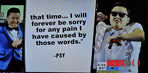 【뉴욕=뉴시스】노창현 특파원 = 가수 싸이가 과거 공연에서 미군을 죽이자는 선동적인 랩을 한 것과 관련, ABC-TV가 8일 ‘굿모닝아메리카’를 통해 ‘스캔들, 강남스타일’이라는 제목으로 상세히 보도했다. ABC는 싸이가 2002년 한국서 열린 공연에서 무대에서 장난감 탱크를 때려부수는 등 반미퍼포먼스 장면과 2004년 앨범 ‘디어 아메리카’에서 문제의 가사와 함께 싸이의 사과 메시지도 소개했다. <사진=ABC-TV 캡처>&nbsp; robin@newsis.com