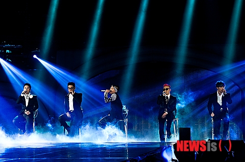 【서울=뉴시스】이재훈 기자 = 그룹 '빅뱅'이 첫 유럽 공연을 펼친다. 11일 매니지먼트사 YG엔터테인먼트에 따르면 빅뱅은 14, 15일 영국 런던 웸블리 아레나에서 '올라이브 갤럭시 투어'를 열고 유럽 팬들을 처음 만난다. 웸블리 아레나는 영국의 전설적인 록밴드 '비틀스', 스웨덴 팝그룹 '아바', 미국의 팝스타 비욘세(31) 등이 콘서트를 연 곳이다. YG는 "당초 런던 공연은 15일 하루 예정돼 있었으나 티켓 판매 개시 2시간 만에 매진, 14일 공연을 추가했다"고 알렸다. 한편, 빅뱅은 8~10일 홍콩 아시아 월드 엑스포에서 3만명을 모았다. 8, 9일로 예정됐던 이 콘서트는 매진을 기록하며 10일 공연을 추가했다. 중국 영화배우 겸 가수 위원러(31·余文樂), 중국 가수 겸 영화배우 우위페이(26·吳雨霏), 걸그룹 '울트라 핑크' 등이 현장을 찾았다. 빅뱅은 내년 1월 25~27일 서울 올림픽 공원 체조경기장에서 월드투어를 마무리한다. realpaper7@newsis.com
