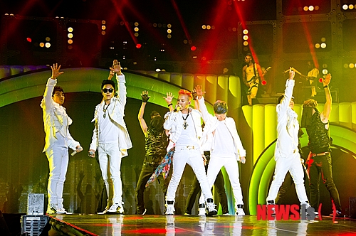 【서울=뉴시스】이재훈 기자 = 그룹 '빅뱅'이 첫 유럽 공연을 펼친다. 11일 매니지먼트사 YG엔터테인먼트에 따르면 빅뱅은 14, 15일 영국 런던 웸블리 아레나에서 '올라이브 갤럭시 투어'를 열고 유럽 팬들을 처음 만난다. 웸블리 아레나는 영국의 전설적인 록밴드 '비틀스', 스웨덴 팝그룹 '아바', 미국의 팝스타 비욘세(31) 등이 콘서트를 연 곳이다. YG는 "당초 런던 공연은 15일 하루 예정돼 있었으나 티켓 판매 개시 2시간 만에 매진, 14일 공연을 추가했다"고 알렸다. 한편, 빅뱅은 8~10일 홍콩 아시아 월드 엑스포에서 3만명을 모았다. 8, 9일로 예정됐던 이 콘서트는 매진을 기록하며 10일 공연을 추가했다. 중국 영화배우 겸 가수 위원러(31·余文樂), 중국 가수 겸 영화배우 우위페이(26·吳雨霏), 걸그룹 '울트라 핑크' 등이 현장을 찾았다. 빅뱅은 내년 1월 25~27일 서울 올림픽 공원 체조경기장에서 월드투어를 마무리한다. realpaper7@newsis.com