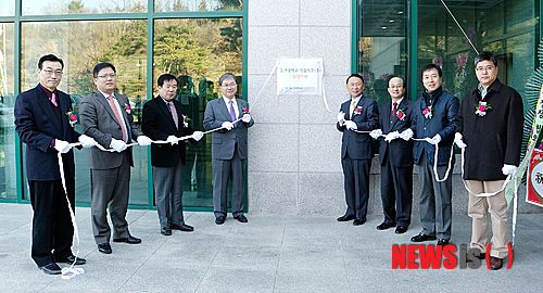 【울산=뉴시스】고은희 기자 = 11일 울산대학교 산학협동관에서 대학보유기술을 사업화하는 기술지주㈜ 설립을 알리는 현판식이 진행되고 있다. (사진=울산대 제공) photo@newsis.com