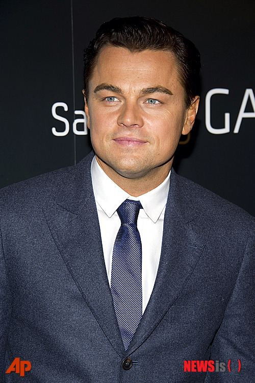 【서울=뉴시스】김정환 기자 = 호주 출신 슈퍼모델 미란다 커(29)와 영국 출신 할리우드 스타 올랜도 블룸(35)의 파경설이 나왔다.&nbsp;&nbsp; 14일 영국과 미국의 연예매체는 이들이 별거 중이라고 보도했다.&nbsp; 영국의 어느 미디어는 "커와 블룸은 별거하고 있으며, 서로 잠시 떨어져 진지하게 생각하는 시간을 갖기로 했다"고 전했다. 미국 미디어도 "커와 블룸은 이미 헤어진 상태"라며 "커는 여러 공식석상에서 결혼반지를 끼지 않고 있다"는 이유를 댔다.&nbsp; 두 남녀의 관계가 소원해진 데는 할리우드 스타 리어나도 디캐프리오(38)가 배후에 있다.&nbsp; 미국의 또 다른 매체는 "지난 11월 커는 디캐프리오의 38번째 생일파티에 참석해 밤새 파티를 즐겼다. 이때 둘이 지나치게 친밀해 의심을 받았다"고 짚었다. 당시 블룸은 신작 '줄루' 촬영차 남미에 가고 없었다.&nbsp; "커와 디캐프리오가 나란히 앉아 친구들과 함께 점심식사를 하고 있는 장면이 목격되기도 했다"고 쓴 매체도 있다.&nbsp; 이에 대해 커와 블룸의 대변인은 "두 사람은 함께 여행 중이며, 파경설은 절대 사실이 아니다"고 일축했다.&nbsp; 커와 블룸은 2010년 7월 결혼, 이듬해 1월 아들 플린(1)을 낳았다.&nbsp; ace@newsis.com