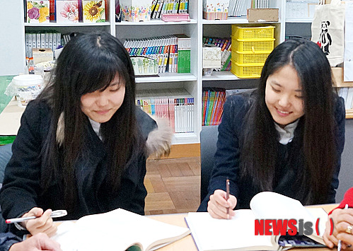 【밀양=뉴시스】안지율 기자 = 12일경남 밀양시 밀성고등학교에 다니는 쌍둥이 자매인 김보경·보연(18·가곡동)양이 서울대학교 수시모집에 최종합격해 화제가 되고 있다. (사진=밀성고등학교 제공) photo@newsis.com