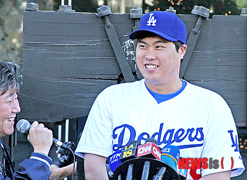 LA 다저스와 계약했을 당시 류현진. (사진 = 뉴시스 DB)