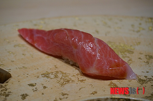 【서울=뉴시스】김정환의 ‘맛있는 집’ 정말 ‘맛이 살아있는 스시’를 먹고 싶다면 어디로 가야할까. 일본 도쿄 긴자, 특급호텔? 바다 건너 멀리 갈 필요도 없고, 왠지 문턱이 높을 것 같은 호텔 유명 일식당을 찾을 필요도 없다. 서울 강남구 신사동 650-9 도산공원 정문을 바라보고 오른쪽 골목으로 내려가 오른쪽 코너에 자리한 ‘스시 우오’(02-518-4224)면 충분하다. 문화부 차장 ace@newsis.com