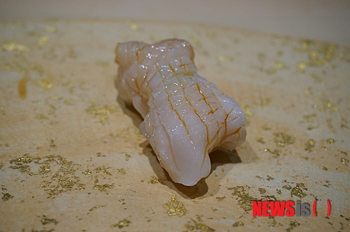 【서울=뉴시스】김정환의 ‘맛있는 집’ 정말 ‘맛이 살아있는 스시’를 먹고 싶다면 어디로 가야할까. 일본 도쿄 긴자, 특급호텔? 바다 건너 멀리 갈 필요도 없고, 왠지 문턱이 높을 것 같은 호텔 유명 일식당을 찾을 필요도 없다. 서울 강남구 신사동 650-9 도산공원 정문을 바라보고 오른쪽 골목으로 내려가 오른쪽 코너에 자리한 ‘스시 우오’(02-518-4224)면 충분하다. 문화부 차장 ace@newsis.com