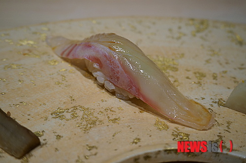 【서울=뉴시스】김정환의 ‘맛있는 집’ 정말 ‘맛이 살아있는 스시’를 먹고 싶다면 어디로 가야할까. 일본 도쿄 긴자, 특급호텔? 바다 건너 멀리 갈 필요도 없고, 왠지 문턱이 높을 것 같은 호텔 유명 일식당을 찾을 필요도 없다. 서울 강남구 신사동 650-9 도산공원 정문을 바라보고 오른쪽 골목으로 내려가 오른쪽 코너에 자리한 ‘스시 우오’(02-518-4224)면 충분하다. 문화부 차장 ace@newsis.com