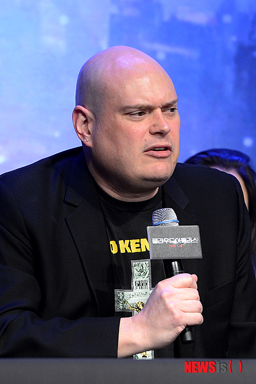 【서울=뉴시스】고범준 기자 = 13일 오전 서울 광진구 쉐라톤 워커힐 호텔에서 열린 영화 '클라우드 아틀라스' 기자간담회에서 앤디 워쇼스키 감독이 인사말을 하고 있다.&nbsp; bjko@newsis.com