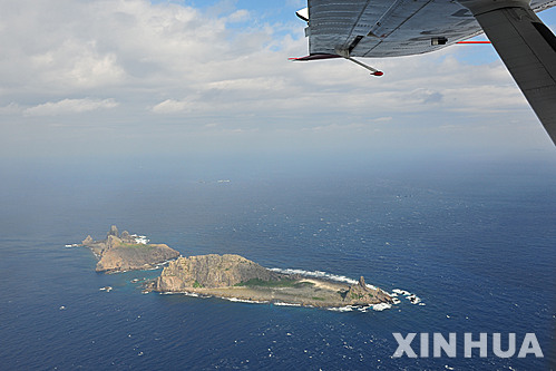 【베이징=신화/뉴시스】13일 중국 국가해양국 소속&nbsp; B-3837 항공기에서 촬영한 댜오위다오(센카쿠열도)의 모습. 이날 오전 해양국 소속 관용 항공기는 해양감시선 50, 46, 66, 137호로 이뤄진 함대와 함께 댜오위다오 상공과 해양에서 입체적으로 순찰을 진행했다고 밝혔다. 이는 중국 당국이 최초로 관용 항공기와 선박을 이용한 해공입체 작전으로 알려졌다.