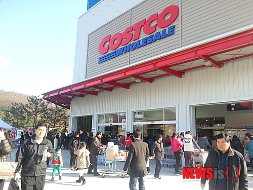 【광명=뉴시스】이승호 기자 = 15일 개장한 코스트코 광명점에 수많은 인파가 몰려 인산인해를 이루고 있다.&nbsp; jayoo2000@newsis.com